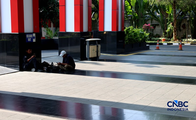 Suasana saat cuaca terik matahari di Kawasan Setia Budi Jakarta, Rabu (14//10/2026). (CNBC Indonesia/Muhammad Sabki)