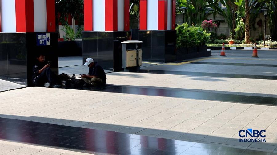 Suasana saat cuaca terik matahari di Kawasan Setia Budi Jakarta, Rabu (14//10/2026). (CNBC Indonesia/Muhammad Sabki)