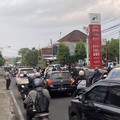 Warga mengantre BBM di SPBU Besang, Jalan Ngurah Rai, Kelurahan Semarapura Tengah, Klungkung, Bali, Rabu (14/10/2026). (Dok. detikBali/Fatih Kudus Jaelani)