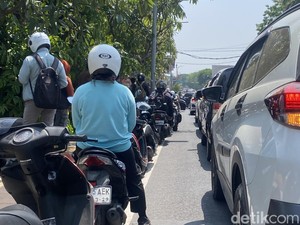 Krisis BBM di Bali, Warga Rela Beli Bensin Mahal dari Live TikTok