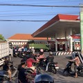 Warga mengantri BBM pertamax di SPBU Besang di Jalan Ngurah Rai, Semarapura Tengah, Kecamatan Klungkung, Klungkung, Bali, Selasa (13/10/2026). (Dok. detikBali/Fatih Kudus Jaelani)