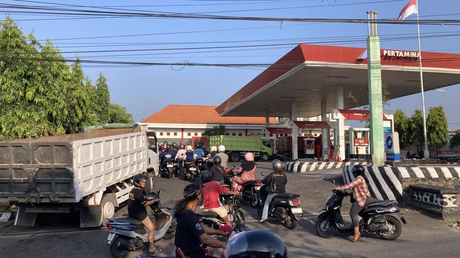Warga mengantri BBM pertamax di SPBU Besang di Jalan Ngurah Rai, Semarapura Tengah, Kecamatan Klungkung, Klungkung, Bali, Selasa (13/10/2026). (Dok. detikBali/Fatih Kudus Jaelani)