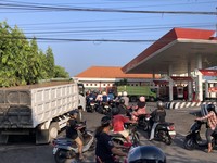 Warga mengantri BBM pertamax di SPBU Besang di Jalan Ngurah Rai, Semarapura Tengah, Kecamatan Klungkung, Klungkung, Bali, Selasa (13/10/2026). (Dok. detikBali/Fatih Kudus Jaelani)
