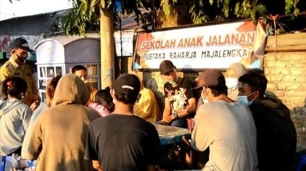 Egi Trialogi, Guru Honorer Pelopor Sekolah Anak Jalanan di Majalengka — NadiKabar.com
