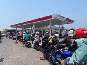 Antrean Panjang Warga Berburu Pertalite di SPBU Blitar