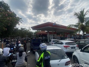 BBM Langka, Antrean Mengular 2 Km Padahal SPBU di Karangasem Bali Belum Buka
