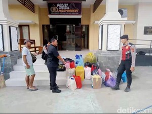 Polisi Sita Jeriken-Botol Isi BBM Milik Penumpang di Pelabuhan Nusa Penida