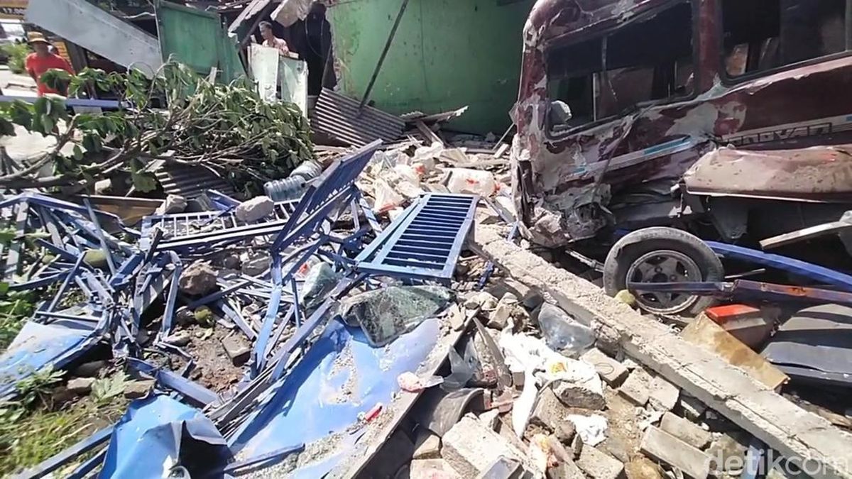 Truk Muatan Bir Tabrak Motor, Mobil dan 2 Rumah di Nganjuk, 2 Orang Tewas — NadiKabar.com