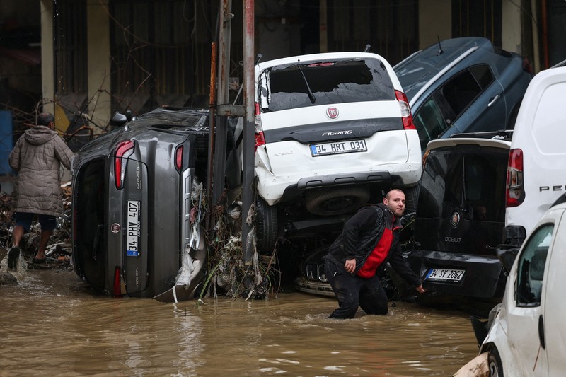 Tampilan dari drone memperlihatkan mobil-mobil yang rusak di sebuah jalan setelah hujan deras di Istanbul, Turki, 15 Oktober 2026. (REUTERS/Murad Sezer)
