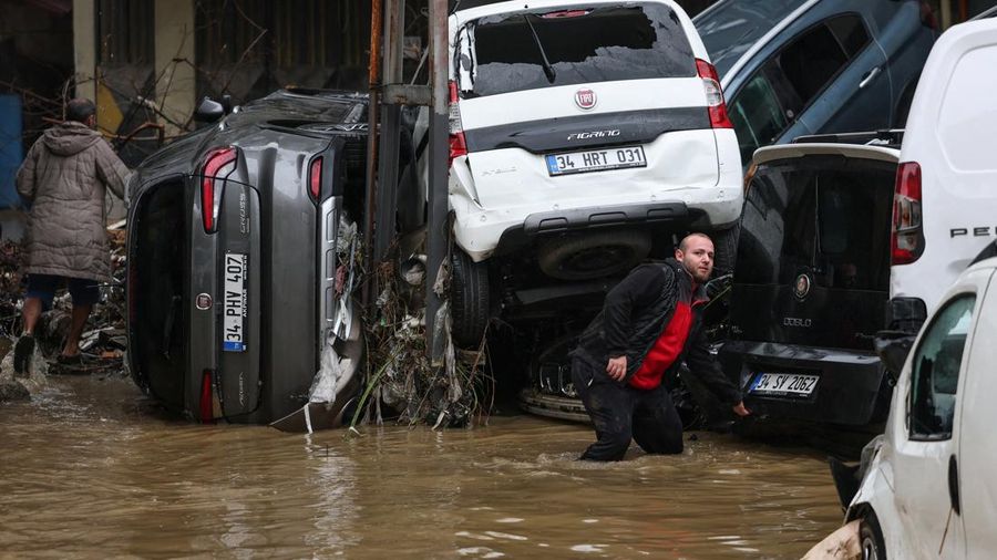 Kendaraan-kendaraan yang rusak setelah hujan deras di Istanbul, Turki, 15 Oktober 2026.