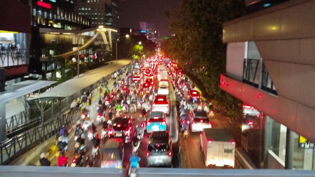 Jalan MT Haryono Arah Halim Macet, Motor-Mobil Masuk Jalur Busway — NadiKabar.com