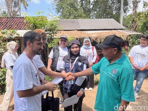 Unair FIKKIA Boyong Mahasiswa 6 Negara Edukasi Warga Tamansari