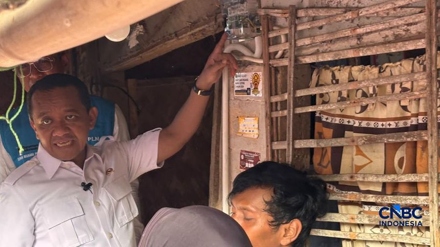 Menko Hilirisasi dan Transisi Energi sekaligus Menteri ESDM Bahlil Lahadalia memberikan Bantuan Pasang Baru Listrik (BPBL) di Muarabaru, Karawang, Jawa Barat, Kamis (15/10/2026). (CNBC Indonesia/Firda Dwi Muliawati)