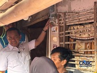 Menko Hilirisasi dan Transisi Energi sekaligus Menteri ESDM Bahlil Lahadalia memberikan Bantuan Pasang Baru Listrik (BPBL) di Muarabaru, Karawang, Jawa Barat, Kamis (15/10/2026). (CNBC Indonesia/Firda Dwi Muliawati)
