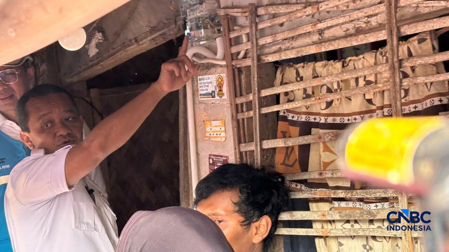 Menko Hilirisasi dan Transisi Energi sekaligus Menteri ESDM Bahlil Lahadalia memberikan Bantuan Pasang Baru Listrik (BPBL) di Muarabaru, Karawang, Jawa Barat, Kamis (15/10/2026). (CNBC Indonesia/Firda Dwi Muliawati)