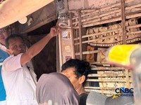 Menko Hilirisasi dan Transisi Energi sekaligus Menteri ESDM Bahlil Lahadalia memberikan Bantuan Pasang Baru Listrik (BPBL) di Muarabaru, Karawang, Jawa Barat, Kamis (15/10/2026). (CNBC Indonesia/Firda Dwi Muliawati)