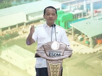 Menteri Koordinator Bidang Hilirisasi dan Transisi Energi sekaligus Menteri ESDM, Bahlil Lahadalia saat menyampaikan sambutan dalam Peresmian Kilang LPG (Liquefied Petroleum Gas) Cilamaya, Jawa Barat, Kamis (15/10/2026). (Tangkapan Layar Youtube/Keme