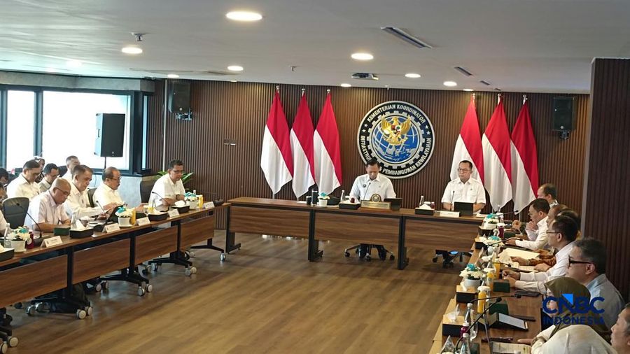 Menteri Koordinator Bidang Infrastruktur dan Pembangunan Kewilayahan, Agus Harimurti Yudhoyono dalam Rapat Koordinasi Swasembada Air Nasional di kantornya, Jakarta, Kamis (15/10/2026). (CNBC Indonesia/Martyasari Rikzy)