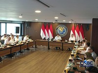 Menteri Koordinator Bidang Infrastruktur dan Pembangunan Kewilayahan, Agus Harimurti Yudhoyono dalam Rapat Koordinasi Swasembada Air Nasional di kantornya, Jakarta, Kamis (15/10/2026). (CNBC Indonesia/Martyasari Rikzy)