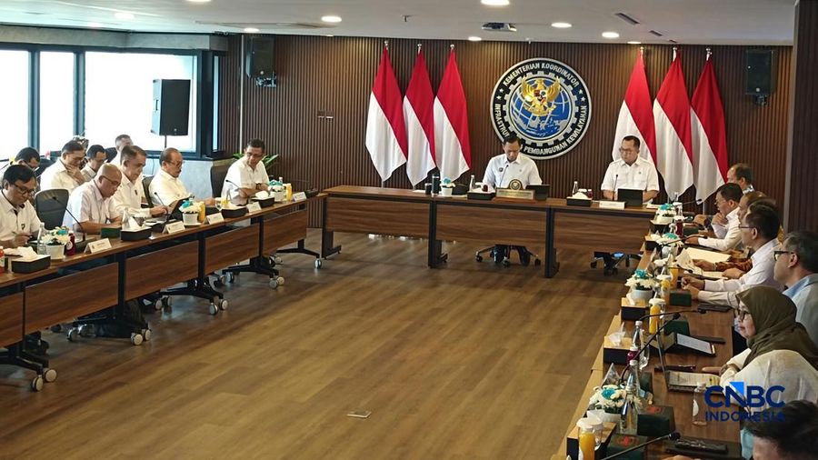 Menteri Koordinator Bidang Infrastruktur dan Pembangunan Kewilayahan, Agus Harimurti Yudhoyono dalam Rapat Koordinasi Swasembada Air Nasional di kantornya, Jakarta, Kamis (15/10/2026). (CNBC Indonesia/Martyasari Rikzy)