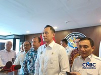 Menteri Koordinator Bidang Infrastruktur dan Pembangunan Kewilayahan, Agus Harimurti Yudhoyono usai Rapat Koordinasi Swasembada Air Nasional di kantornya, Jakarta, Kamis (15/10/2026). (CNBC Indonesia/Martyasari Rizky)