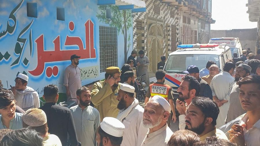 Para orang tua dan warga berkumpul di dekat ambulans setelah atap sebuah sekolah runtuh di Peshawar, Pakistan, pada 15 Oktober 2026.