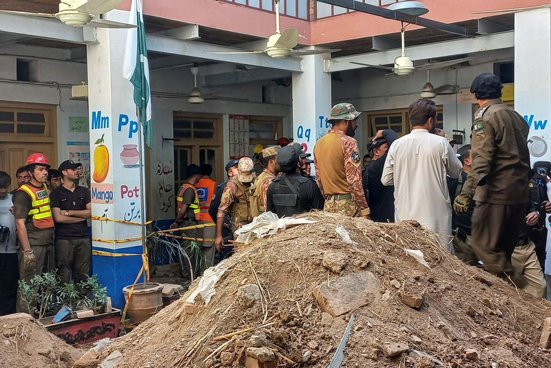 Para tentara dan petugas penyelamat berkumpul setelah atap sebuah sekolah runtuh di Peshawar, Pakistan, pada 15 Oktober 2026. (REUTERS)