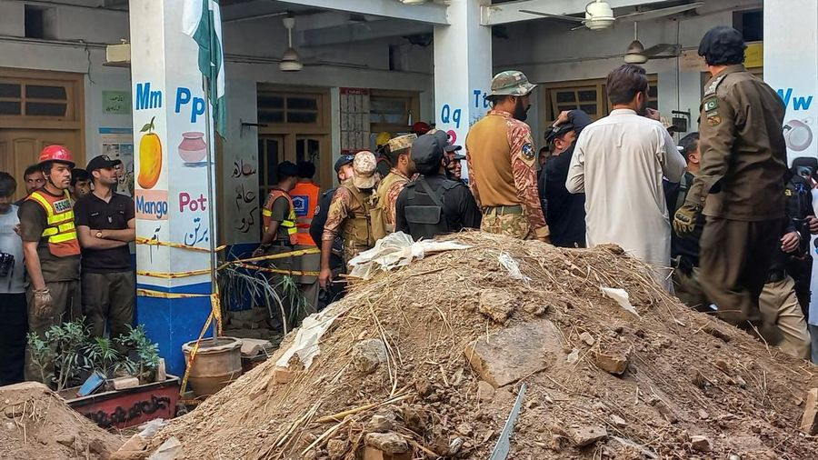 Para tentara dan petugas penyelamat berkumpul setelah atap sebuah sekolah runtuh di Peshawar, Pakistan, pada 15 Oktober 2026.