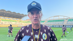 Pelatih PSS Pieter Huistra Keluhkan Jadwal Padat Super League