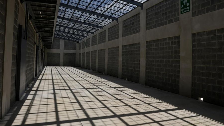 Pemandangan di dalam Pusat Penahanan Tingkat Tinggi untuk Kejahatan Terorganisasi (CACCO)sebuah penjara dengan keamanan maksimum yang dibangun melalui kerja sama dengan pemerintah Presiden El Salvador, Nayib Bukelepada hari peresmiannya di Alajuela,
