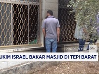 Pemukim Israel Bakar Masjid di Tepi Barat