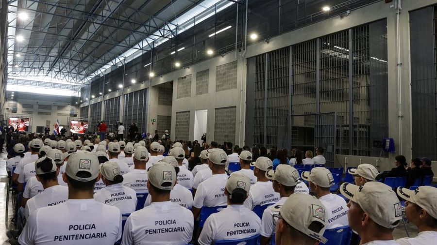 Petugas kepolisian lembaga pemasyarakatan menghadiri peresmian Pusat Penahanan Tingkat Tinggi untuk Kejahatan Terorganisasi (CACCO), sebuah penjara dengan keamanan maksimum yang dibangun melalui kerja sama dengan pemerintahan Presiden El Salvador, Nayib Bukele, di Alajuela, Kosta Rika, pada 14 Oktober 2026.