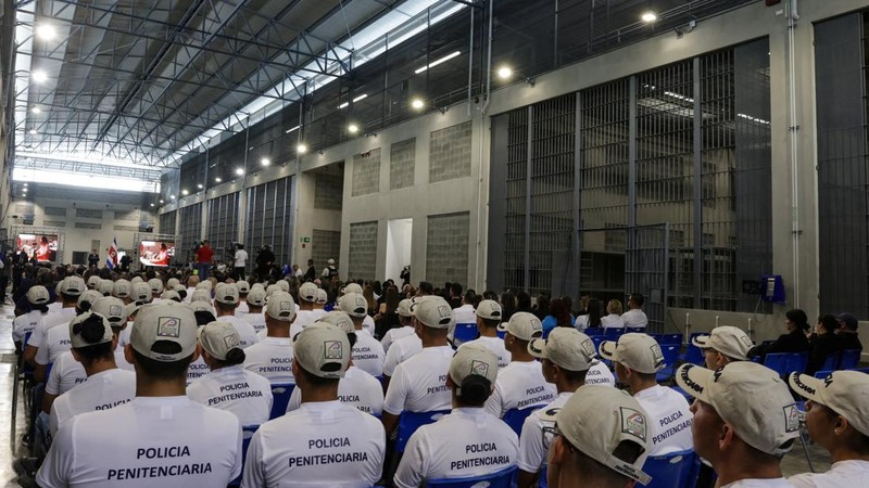 Petugas kepolisian lembaga pemasyarakatan menghadiri peresmian Pusat Penahanan Tingkat Tinggi untuk Kejahatan Terorganisasi (CACCO), sebuah penjara dengan keamanan maksimum yang dibangun melalui kerja sama dengan pemerintahan Presiden El Salvador, Nayib Bukele, di Alajuela, Kosta Rika, pada 14 Oktober 2026.
