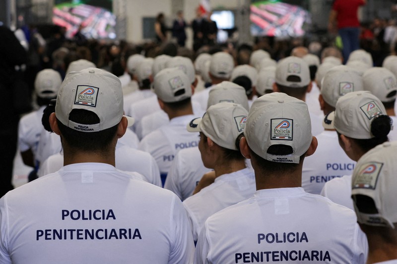 Pemandangan di dalam Pusat Penahanan Tingkat Tinggi untuk Kejahatan Terorganisasi (CACCO)&mdash;sebuah penjara dengan keamanan maksimum yang dibangun melalui kerja sama dengan pemerintah Presiden El Salvador, Nayib Bukele&mdash;pada hari peresmiannya di Alajuela, Kosta Rika, 14 Oktober 2026. (REUTERS/Mayela Lopez)