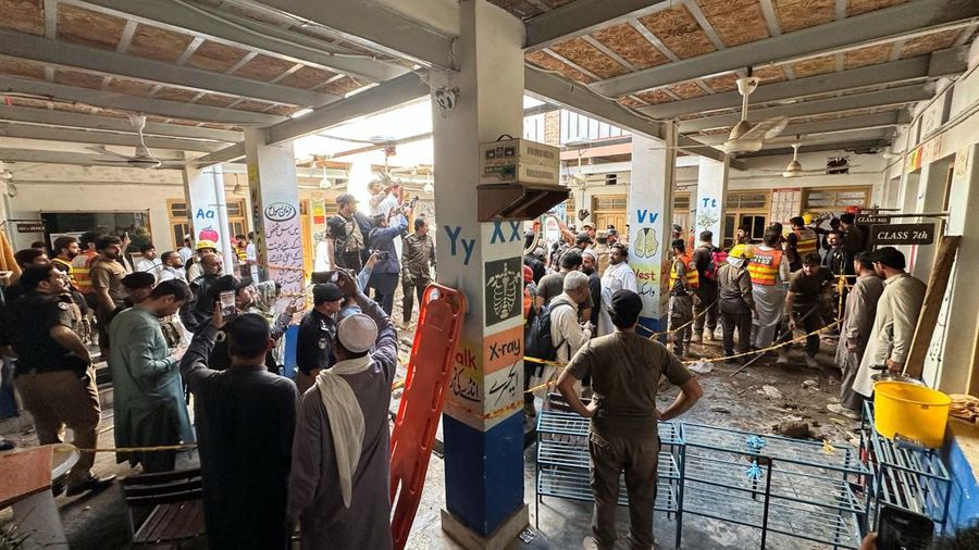 Petugas penyelamat dan warga berkumpul setelah atap sebuah sekolah runtuh di Peshawar, Pakistan, pada 15 Oktober 2026.