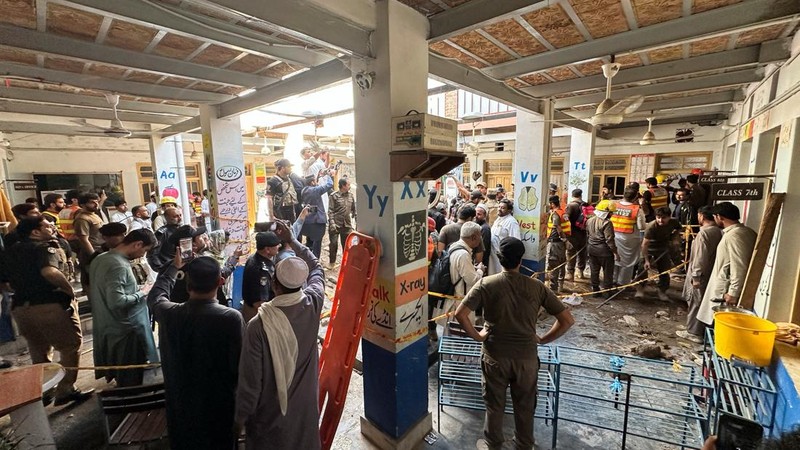 Petugas penyelamat dan warga berkumpul setelah atap sebuah sekolah runtuh di Peshawar, Pakistan, pada 15 Oktober 2026.