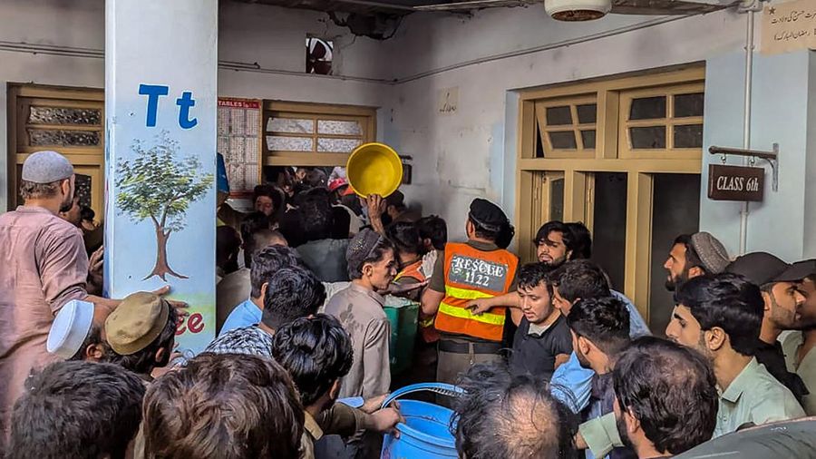 Petugas penyelamat dan warga saat operasi pencarian setelah atap sebuah sekolah di Peshawar runtuh di kota Peshawar, Pakistan barat laut, Kamis (15/10/2026). (AFP/HANDOUT)