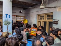 Petugas penyelamat dan warga saat operasi pencarian setelah atap sebuah sekolah di Peshawar runtuh di kota Peshawar, Pakistan barat laut, Kamis (15/10/2026). (AFP/HANDOUT)