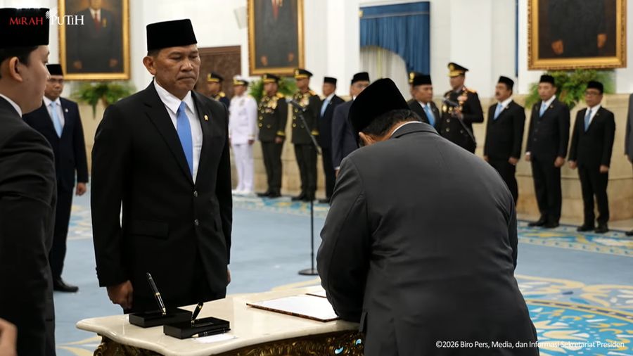 Presiden Prabowo Subianto melantik Kepala Badan Nasional Penanggulangan Bencana, Letnan Jenderal TNI Kristomei Sianturi di Istana Negara, Jakarta, Kamis (15/10/2026). (Tangkapan Layar Youtube/Sekretariat Presiden)
