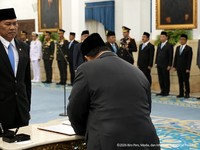 Presiden Prabowo Subianto melantik Kepala Badan Nasional Penanggulangan Bencana, Letnan Jenderal TNI Kristomei Sianturi di Istana Negara, Jakarta, Kamis (15/10/2026). (Tangkapan Layar Youtube/Sekretariat Presiden)