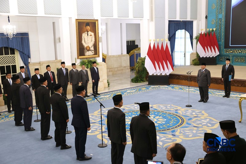 Presiden Prabowo Subianto melantik sejumlah pejabat baru di lingkungan Kabinet Merah Putih dan Tentara Nasional Indonesia (TNI) di Istana Negara, Jakarta, Kamis (15/10/2026). (CNBC Indonesia/Muhammad Sabki)