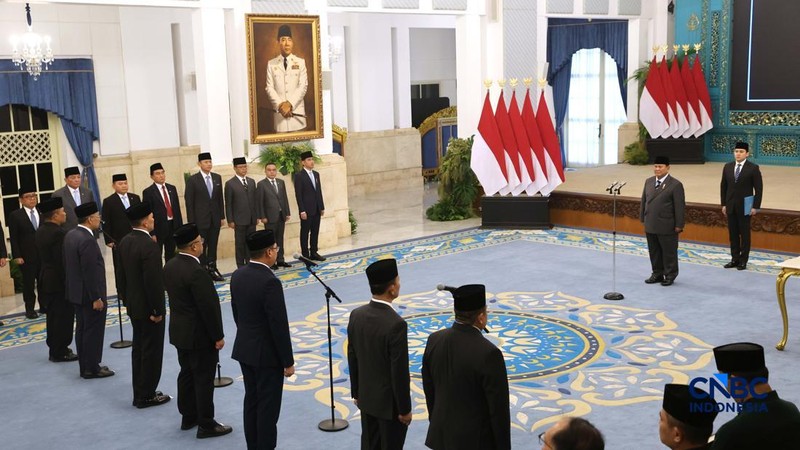 Presiden Prabowo Subianto melantik sejumlah pejabat baru di lingkungan Kabinet Merah Putih dan Tentara Nasional Indonesia (TNI) di Istana Negara, Jakarta, Kamis (15/10/2026). (CNBC Indonesia/Muhammad Sabki)
