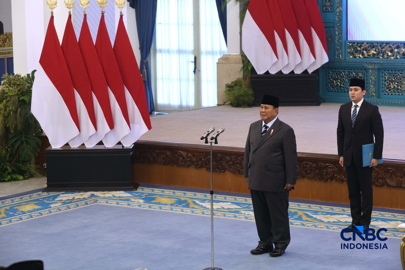 Presiden Prabowo Subianto melantik sejumlah pejabat baru di lingkungan Kabinet Merah Putih dan Tentara Nasional Indonesia (TNI) di Istana Negara, Jakarta, Kamis (15/10/2026). (CNBC Indonesia/Muhammad Sabki)