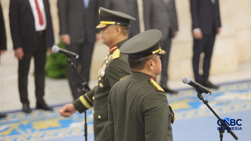 Presiden Prabowo Subianto melantik sejumlah pejabat baru di lingkungan Kabinet Merah Putih dan Tentara Nasional Indonesia (TNI) di Istana Negara, Jakarta, Kamis (15/10/2026). (CNBC Indonesia/Muhammad Sabki)