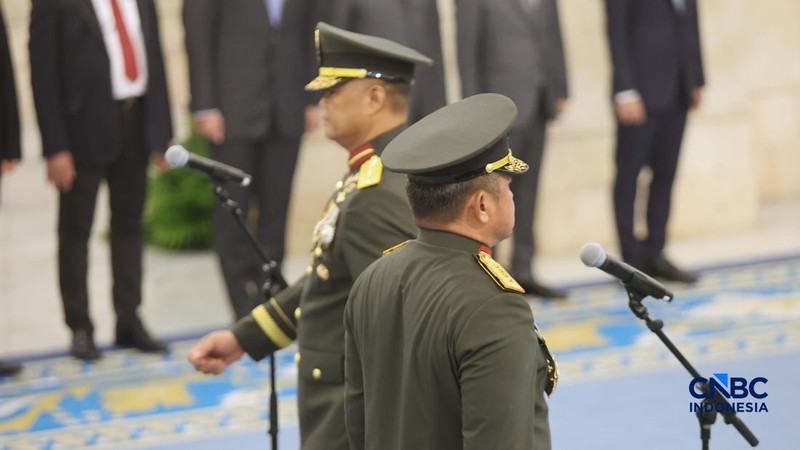 Presiden Prabowo Subianto melantik sejumlah pejabat baru di lingkungan Kabinet Merah Putih dan Tentara Nasional Indonesia (TNI) di Istana Negara, Jakarta, Kamis (15/10/2026).