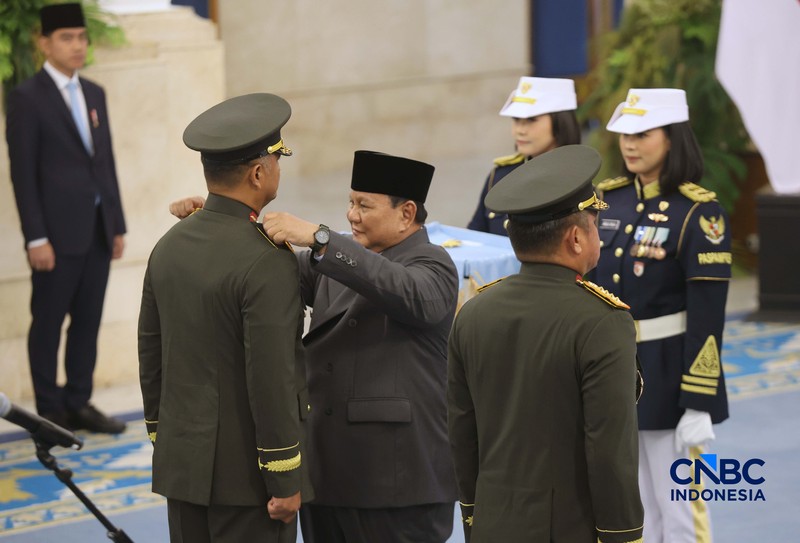 Presiden Prabowo Subianto melantik sejumlah pejabat baru di lingkungan Kabinet Merah Putih dan Tentara Nasional Indonesia (TNI) di Istana Negara, Jakarta, Kamis (15/10/2026). (CNBC Indonesia/Muhammad Sabki)