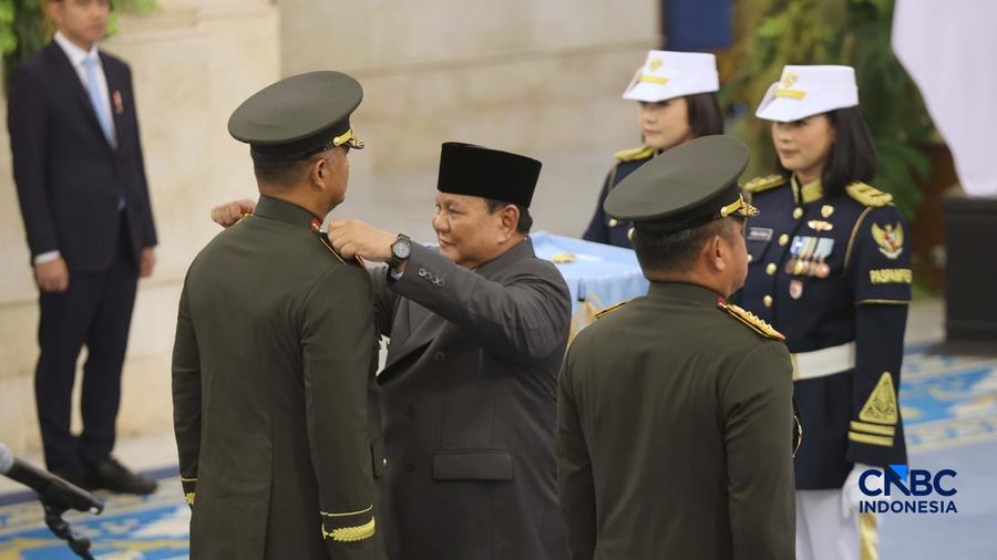 Presiden Prabowo Subianto melantik sejumlah pejabat baru di lingkungan Kabinet Merah Putih dan Tentara Nasional Indonesia (TNI) di Istana Negara, Jakarta, Kamis (15/10/2026).