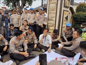 Polisi Didesak Usut Tuntas Pengeroyokan Jurnalis Saat Liput Demo di Polda Sumsel