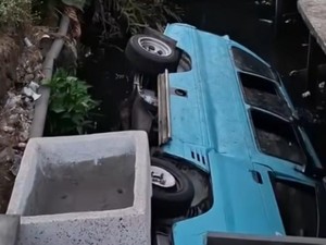 Angkot Terjun ke Drainase Jalan Urip Makassar, Sopir Luka