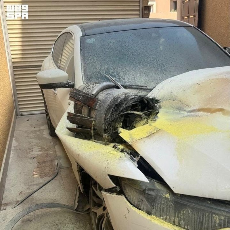 Seorang pejabat Pertahanan Sipil memeriksa kerusakan pada sebuah tempat tinggal yang menurut pihak berwenang diakibatkan oleh jatuhnya serpihan dari pencegatan rudal balistik, di Riyadh, Arab Saudi, Rabu (14/10/2026). (Saudi Press Agency/Handout via REUTERS)